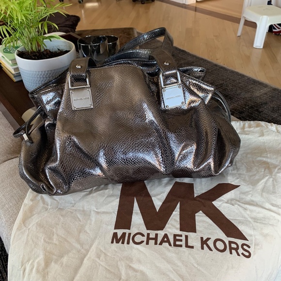 Michael Kors 1981 Platinum/Silver Metallic Leather Handbag - Picture 2 of 9